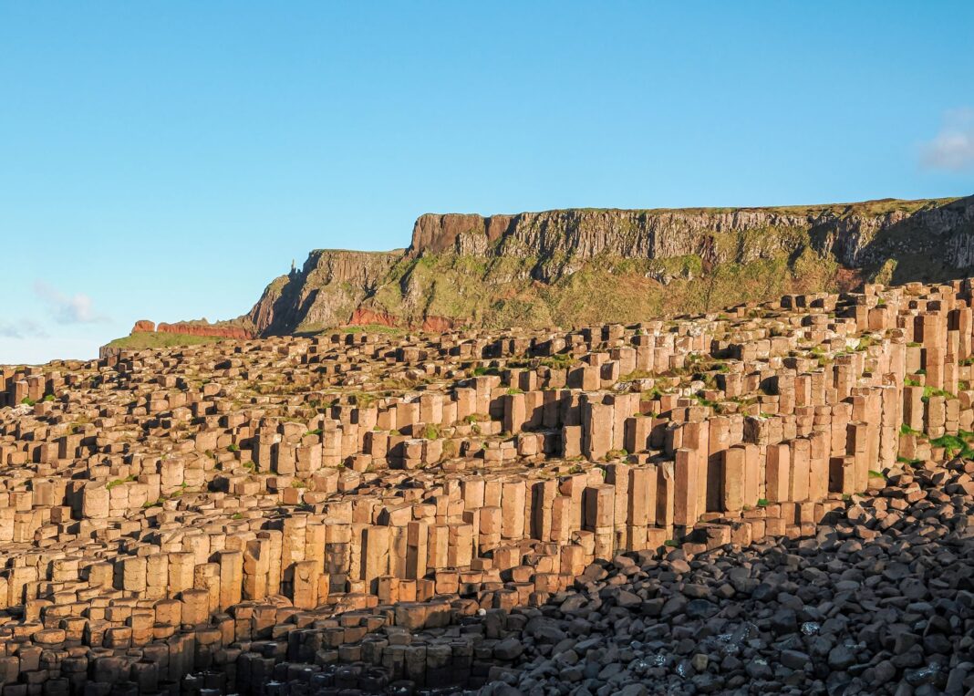Północne wybrzeże Irlandii Północnej: zamki, klify i miasteczka na trasie Causeway Coastal Route