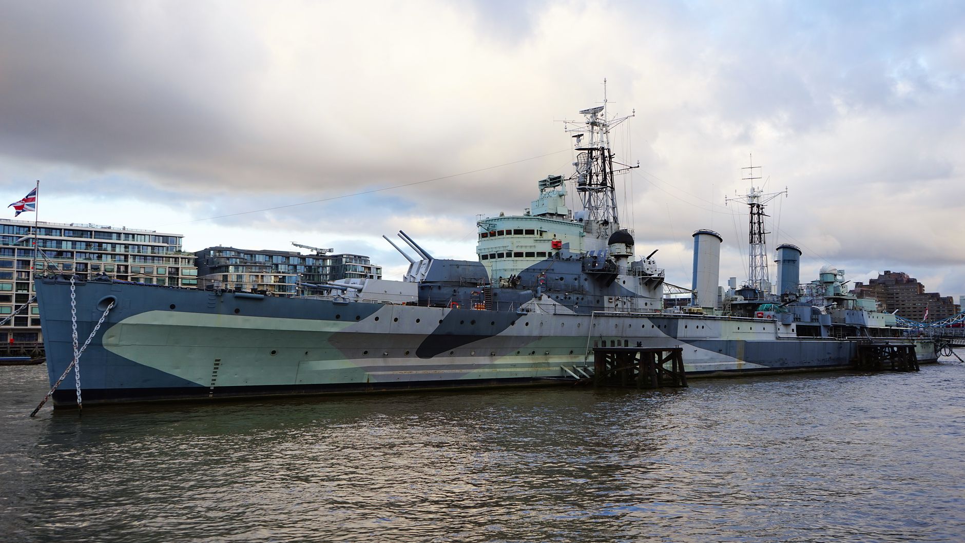 Okręt HMS Belfast zacumowany na Tamizie, symbol brytyjskiej potęgi morskiej